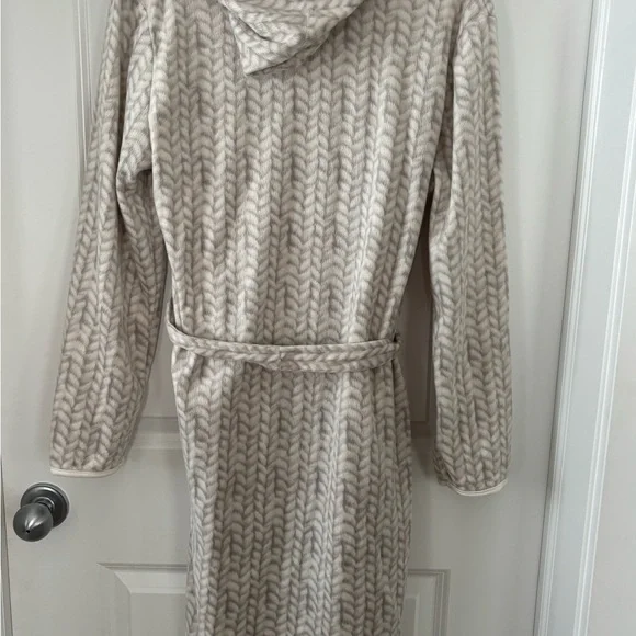 Miyu Fleece Robe - Picture 2 of 7